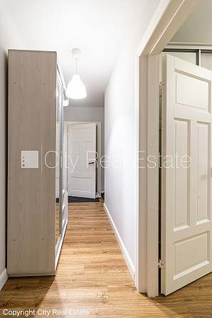 Здание во дворе, благоустроенная озеленённая территория, место для машины, Рига - изображение 18