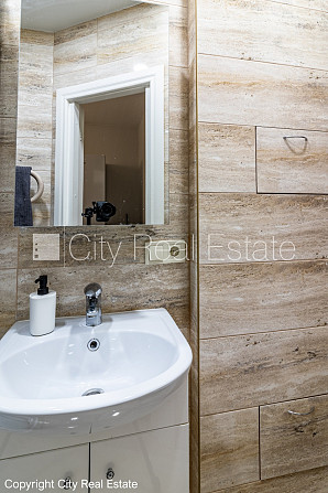 Здание во дворе, благоустроенная озеленённая территория, место для машины, Рига - изображение 15