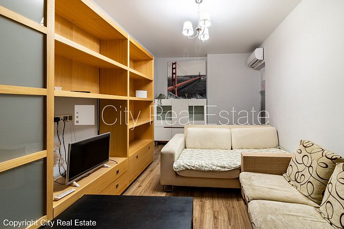 Здание во дворе, благоустроенная озеленённая территория, место для машины, Рига - изображение 6