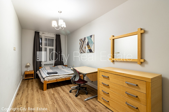 Здание во дворе, благоустроенная озеленённая территория, место для машины, Рига - изображение 1