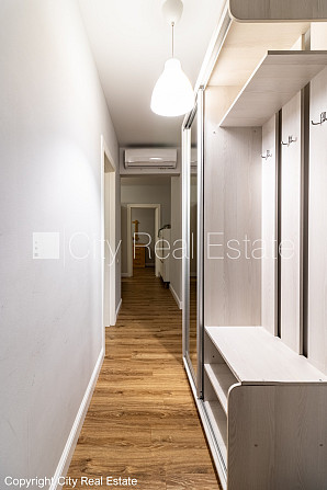 Здание во дворе, благоустроенная озеленённая территория, место для машины, Рига - изображение 17