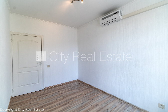 Fasādes māja, labiekārtots apzaļumots pagalms, bruģēts piebraucamais ceļš, slēgta Rīga - foto 8