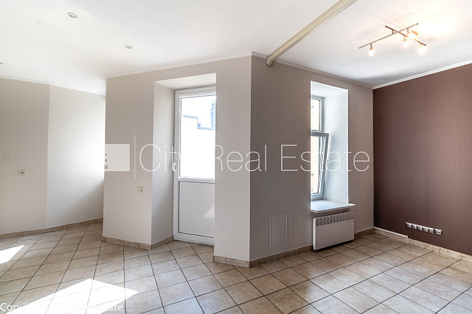 Fasādes māja, labiekārtots apzaļumots pagalms, bruģēts piebraucamais ceļš, slēgta Rīga - foto 15