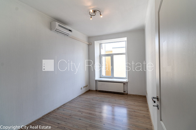 Fasādes māja, labiekārtots apzaļumots pagalms, bruģēts piebraucamais ceļš, slēgta Rīga - foto 6