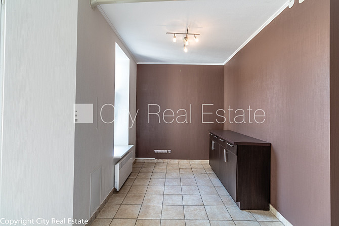 Fasādes māja, labiekārtots apzaļumots pagalms, bruģēts piebraucamais ceļš, slēgta Rīga - foto 17