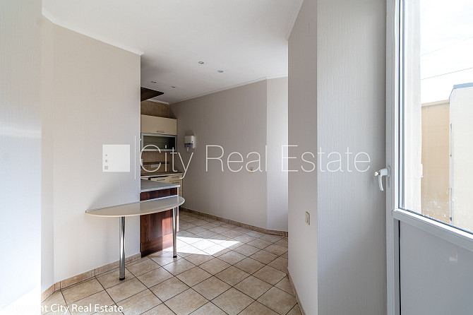 Fasādes māja, labiekārtots apzaļumots pagalms, bruģēts piebraucamais ceļš, slēgta Rīga - foto 20