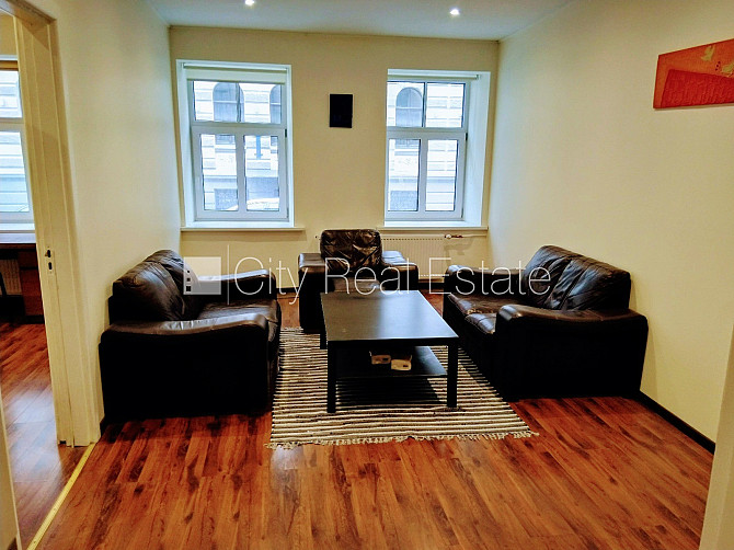 Бельэтаж, лифт, изолированные комнаты 3 шт., гостиная, одно помещение проходное, Рига - изображение 1