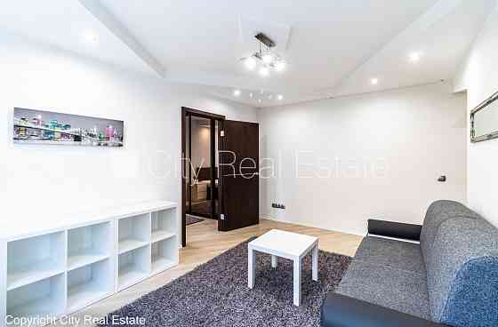 Здание во дворе, вход со двора, лестничная клетка после косметического ремонта, Rīga