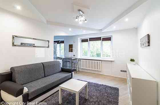 Здание во дворе, вход со двора, лестничная клетка после косметического ремонта, Rīga