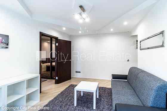 Здание во дворе, вход со двора, лестничная клетка после косметического ремонта, Rīga