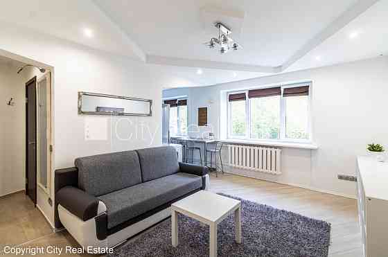 Здание во дворе, вход со двора, лестничная клетка после косметического ремонта, Rīga