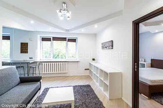 Здание во дворе, вход со двора, лестничная клетка после косметического ремонта, Rīga