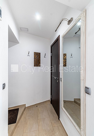 Pagalma ēka, ieeja no pagalma, kāpņu telpa pēc kosmētiskā remonta, logi vērsti uz pagalma Rīga - foto 17