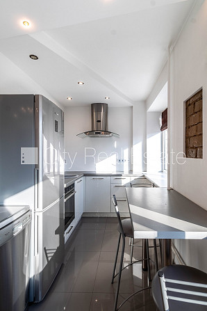 Pagalma ēka, ieeja no pagalma, kāpņu telpa pēc kosmētiskā remonta, logi vērsti uz pagalma Rīga - foto 9