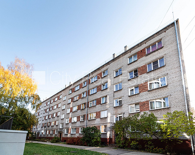 Pagalma ēka, ieeja no pagalma, kāpņu telpa pēc kosmētiskā remonta, logi vērsti uz pagalma Rīga - foto 19