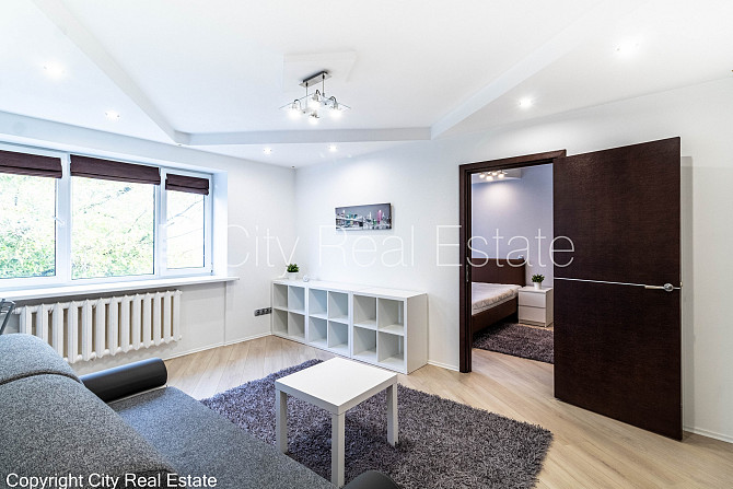 Pagalma ēka, ieeja no pagalma, kāpņu telpa pēc kosmētiskā remonta, logi vērsti uz pagalma Rīga - foto 1