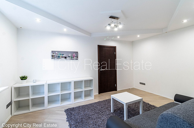 Pagalma ēka, ieeja no pagalma, kāpņu telpa pēc kosmētiskā remonta, logi vērsti uz pagalma Rīga - foto 7