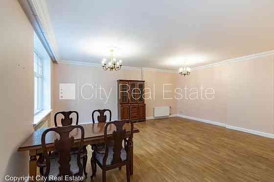 Фасадный дом, реновированный дом, вход с улицы, лифт, лестничная клетка после Рига