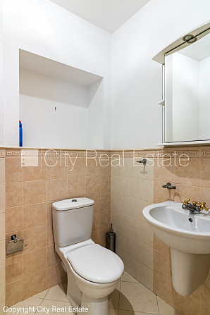 Фасадный дом, реновированный дом, вход с улицы, лифт, лестничная клетка после Рига - изображение 17