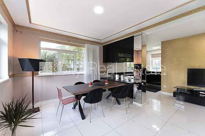 Частный дом, фасад с декоративной штукатуркой, благоустроенный озеленённый двор, Юрмала - изображение 3