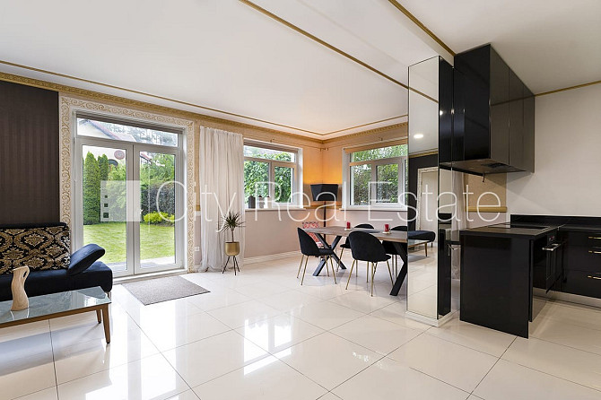 Частный дом, фасад с декоративной штукатуркой, благоустроенный озеленённый двор, Юрмала - изображение 4