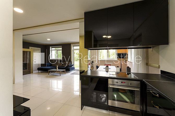 Частный дом, фасад с декоративной штукатуркой, благоустроенный озеленённый двор, Юрмала - изображение 7