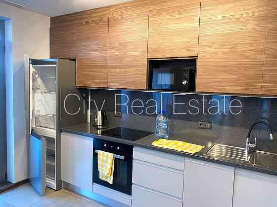 Благоустроенный озеленённый двор, закрытый двор, место для машины, терасса, Юрмала