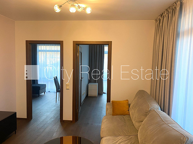 Благоустроенный озеленённый двор, закрытый двор, место для машины, терасса, Юрмала - изображение 6