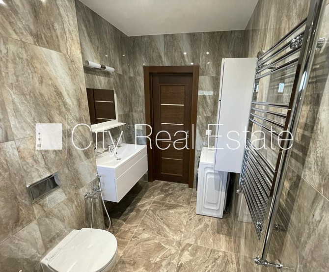 Благоустроенный озеленённый двор, закрытый двор, место для машины, терасса, Юрмала - изображение 9