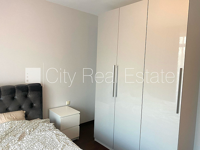 Благоустроенный озеленённый двор, закрытый двор, место для машины, терасса, Юрмала - изображение 5