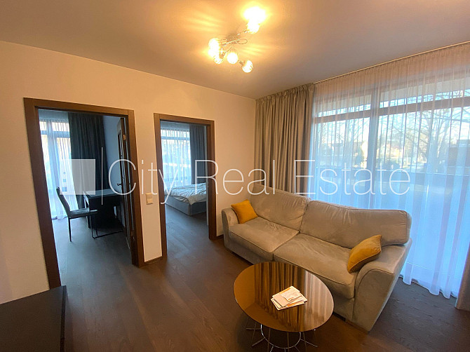 Благоустроенный озеленённый двор, закрытый двор, место для машины, терасса, Юрмала - изображение 1