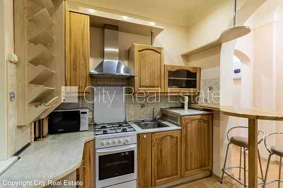 Дом во дворе, благоустроенная озеленённая территория, вход со двора, количество Рига