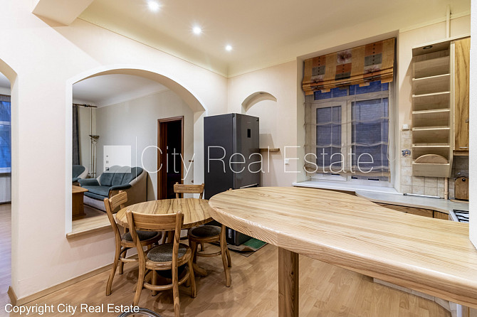 Дом во дворе, благоустроенная озеленённая территория, вход со двора, количество Рига - изображение 3