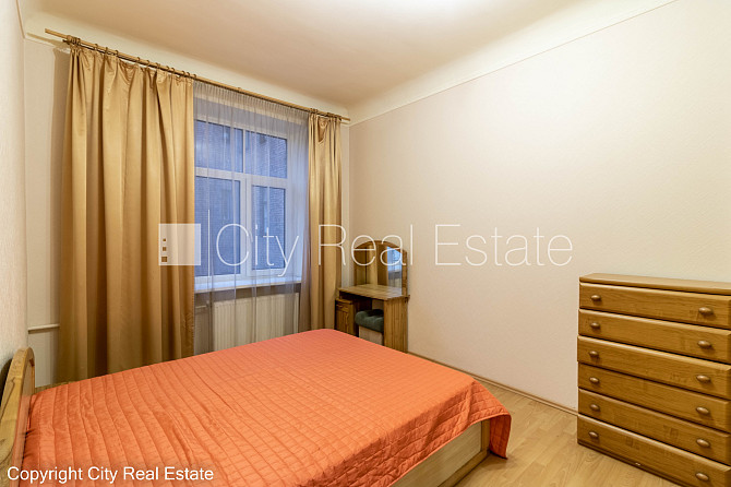 Дом во дворе, благоустроенная озеленённая территория, вход со двора, количество Рига - изображение 11