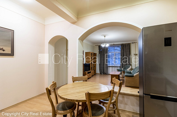 Дом во дворе, благоустроенная озеленённая территория, вход со двора, количество Рига - изображение 4