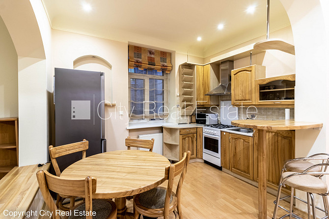 Дом во дворе, благоустроенная озеленённая территория, вход со двора, количество Рига - изображение 1