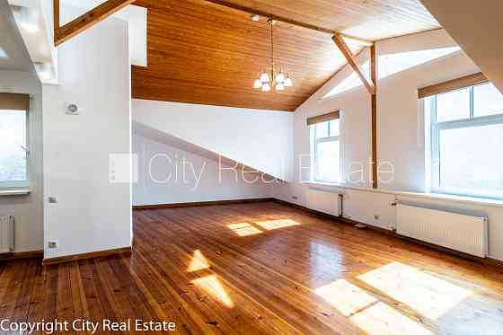 Фасадный дом, вход со двора, окна выходят во двор, студио, кухня объединена с Rīga