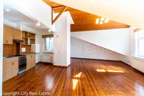 Фасадный дом, вход со двора, окна выходят во двор, студио, кухня объединена с Rīga