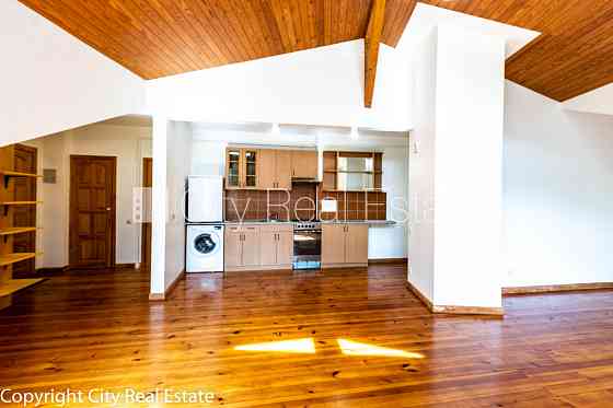 Фасадный дом, вход со двора, окна выходят во двор, студио, кухня объединена с Rīga