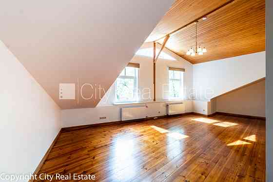 Фасадный дом, вход со двора, окна выходят во двор, студио, кухня объединена с Rīga