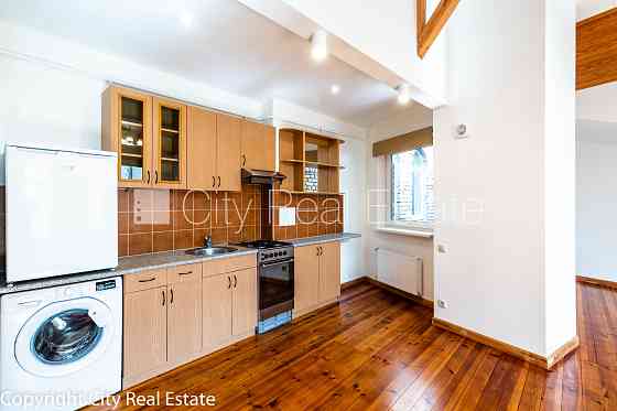 Фасадный дом, вход со двора, окна выходят во двор, студио, кухня объединена с Rīga