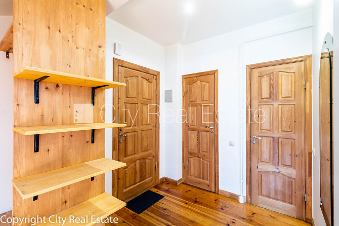 Fasādes māja, ieeja no pagalma, logi vērsti uz pagalma pusi, studio tipa, virtuve apvienota ar Rīga - foto 7