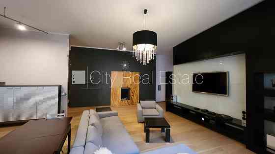 Фасадный дом, реновированный дом, вход с улицы, апартаменты люкс, лифт, лестничная Рига