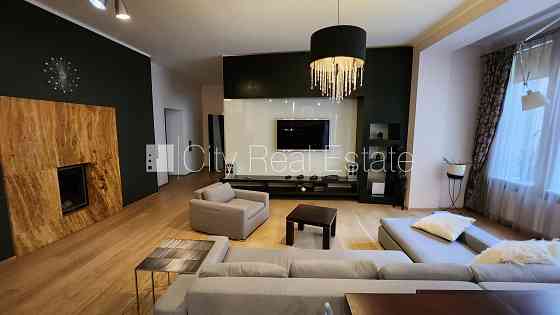 Фасадный дом, реновированный дом, вход с улицы, апартаменты люкс, лифт, лестничная Рига