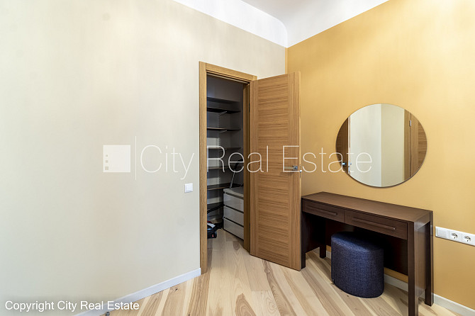 Здание во дворе, реновированный дом, благоустроенная озеленённая территория, Рига - изображение 7