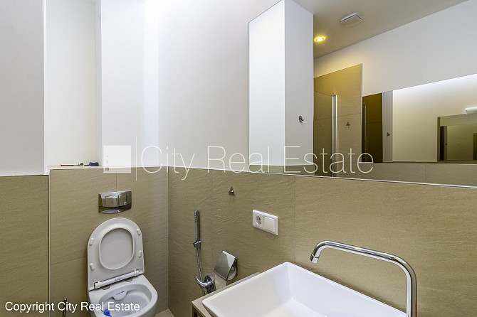 Здание во дворе, реновированный дом, благоустроенная озеленённая территория, Рига - изображение 12