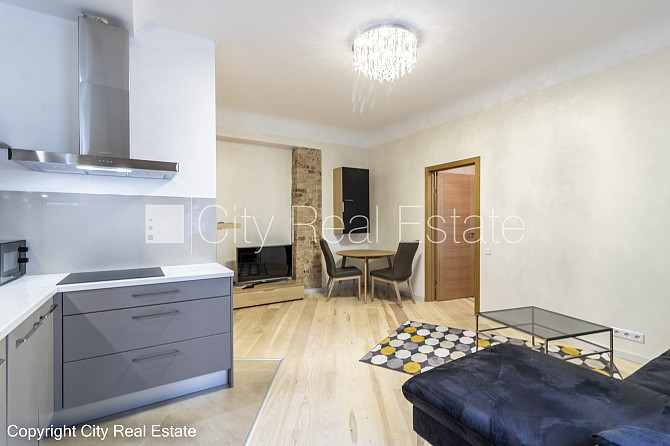 Здание во дворе, реновированный дом, благоустроенная озеленённая территория, Рига - изображение 1