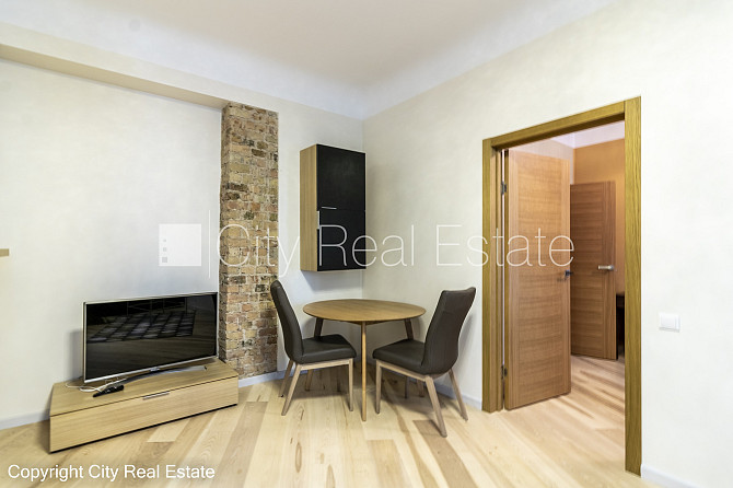 Здание во дворе, реновированный дом, благоустроенная озеленённая территория, Рига - изображение 3