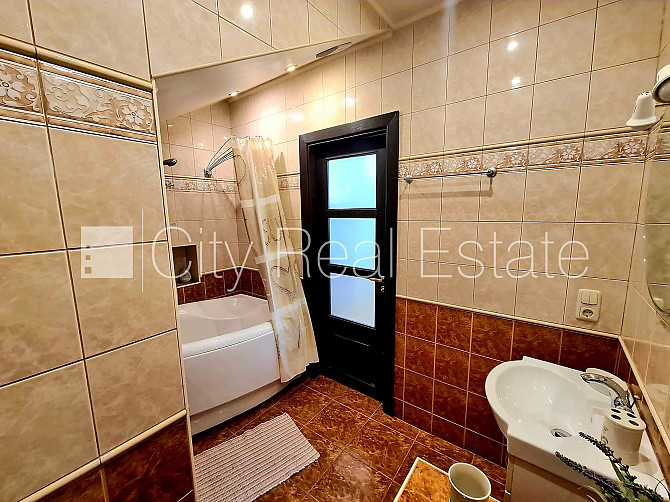 Фасадный дом, благоустроенный озеленённый двор, закрытый двор, территория Рига - изображение 9