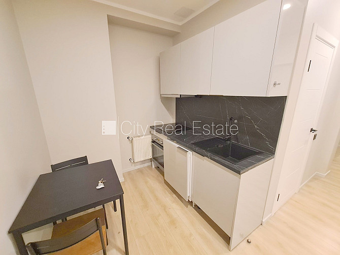 Pagalma māja, renovēta māja, iežogota teritorija, vieta automašīnai, kāpņu telpa pēc Rīga - foto 15